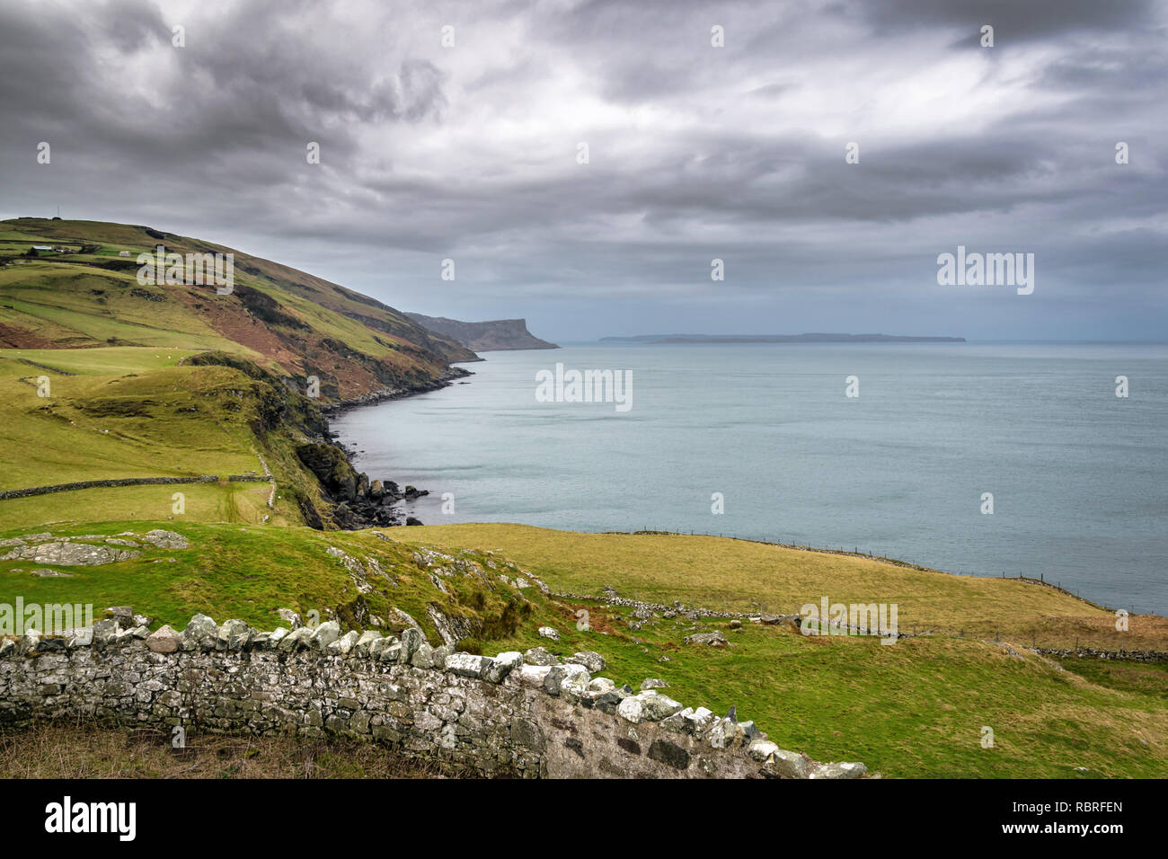 Questa è una foto del litorale guardando indietro al Fair Head scogliere da Torr testa sulla costa di Antrim in Irlanda Foto Stock