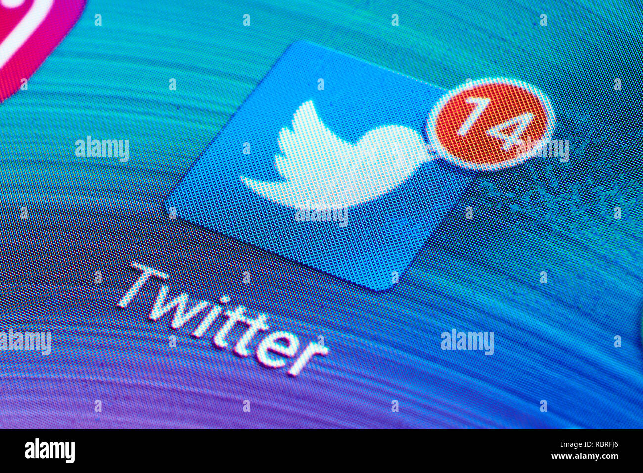L'applicazione Twitter icona che mostra 14 notifiche sul cellulare touch screen (Android). Macro shot. Foto Stock
