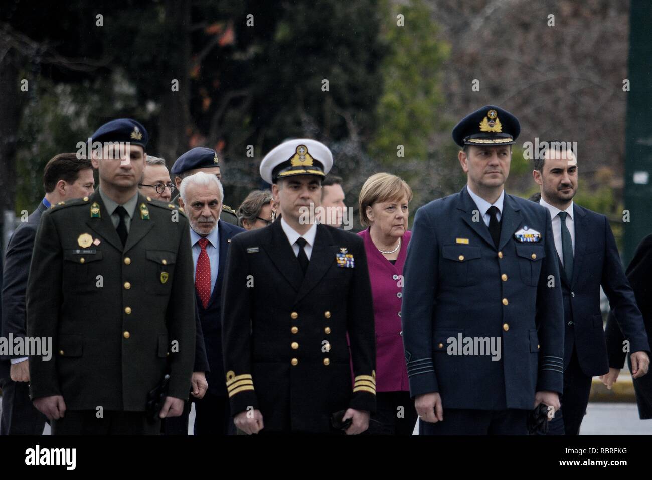 Ufficiali di esercito greco sono visti come il Cancelliere della Repubblica federale di Germania, Angela Merkel, arriva per il deposito corona cerimonia presso il monumento del Soldato Ignoto. Foto Stock