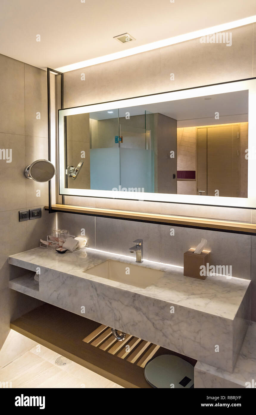 Interno di un moderno bagno con doppio lavabo Foto stock - Alamy