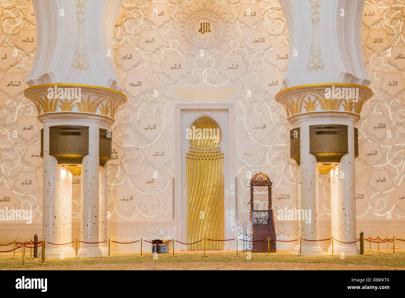 Abu Dhabi, Emirati arabi uniti, Dicembre 16, 2015: vista del mihrab in Sheikh Zayed Grande moschea. Foto Stock
