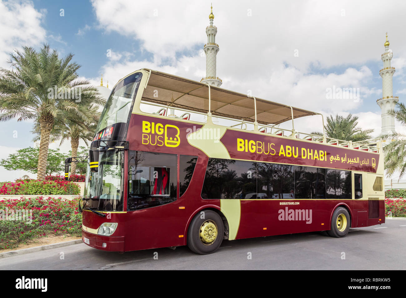 Abu Dhabi, Emirati arabi uniti, Dicembre 16, 2015: Big Bus che porta i turisti in un tour della citta'. Foto Stock