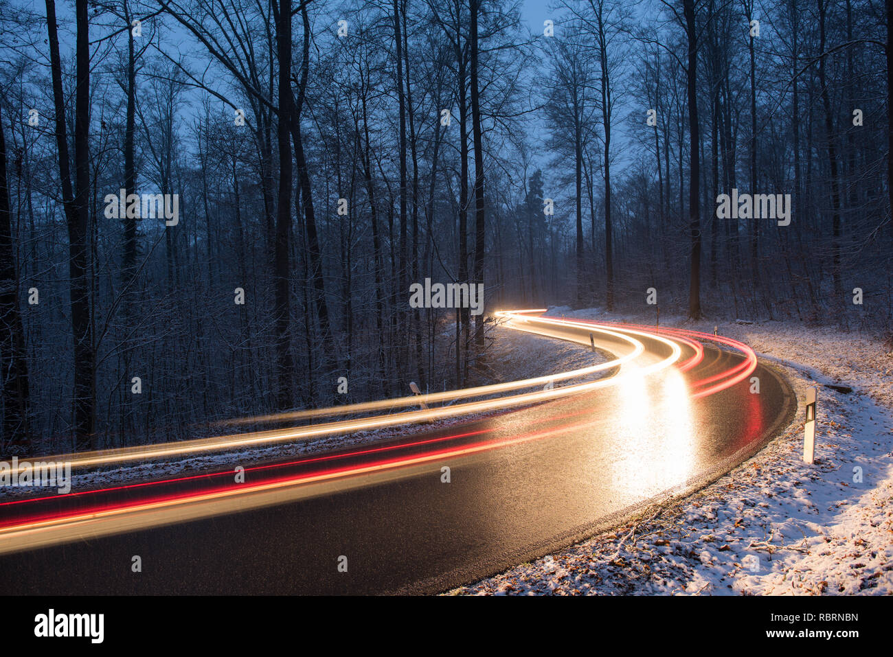 Strada invernale con percorsi di luce da auto Foto Stock