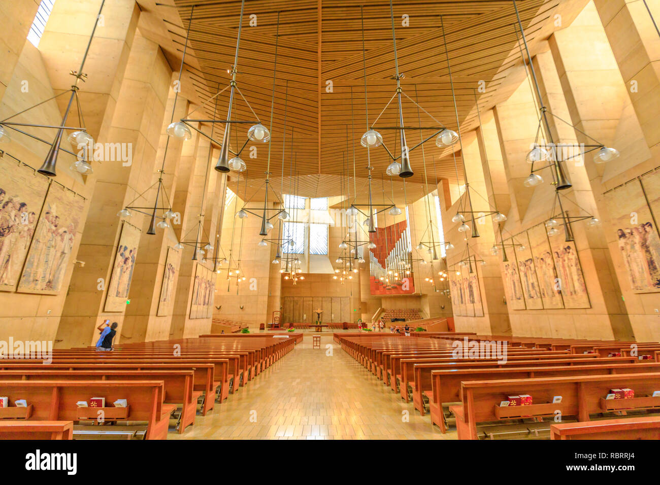 Los Angeles, California, Stati Uniti - 9 Agosto 2018: Interni e la navata centrale della cattedrale di Nostra Signora degli Angeli in Temple Street, LA di Downtown, noto anche come cola o in stile postmoderno. Foto Stock