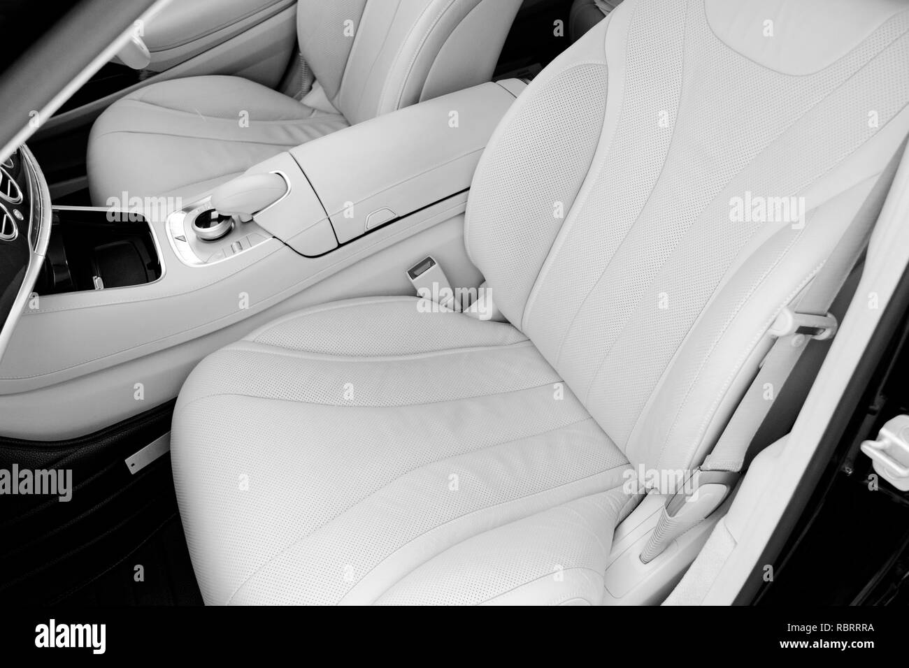 Bianco interni in pelle di lusso auto moderna. In cuoio bianco confortevoli posti a sedere e multimedia. Volante e sul cruscotto. Ingranaggio automatico stick. C Foto Stock