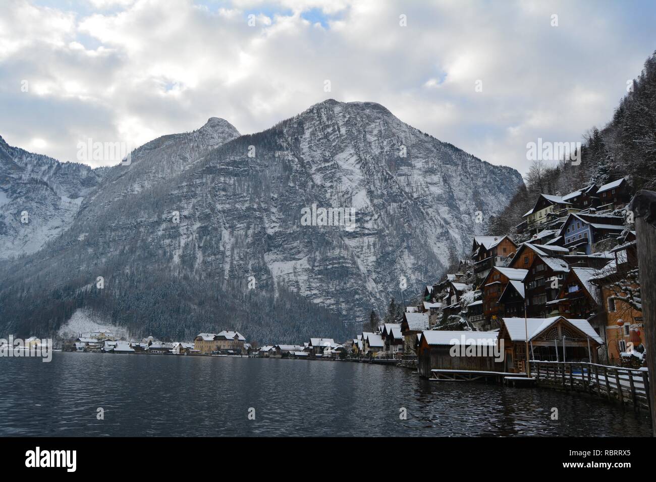 Hallstatt, Austria in inverno. Vista dal lago di Hallstatt e sulle montagne innevate sullo sfondo. Foto Stock
