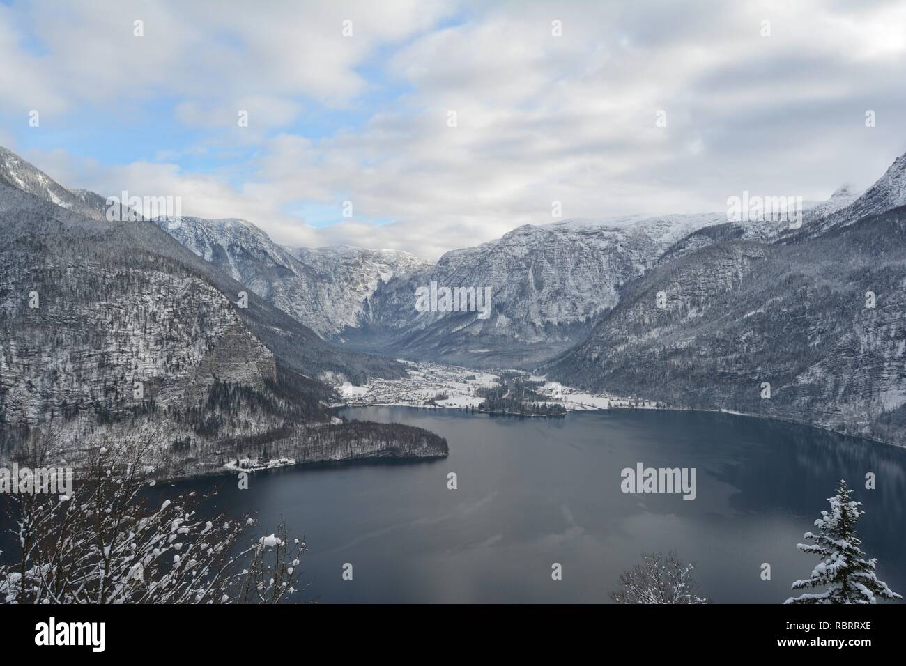 Hallstatt sky a piedi. Splendida vista dalla cima del lago e montagne innevate. Foto Stock