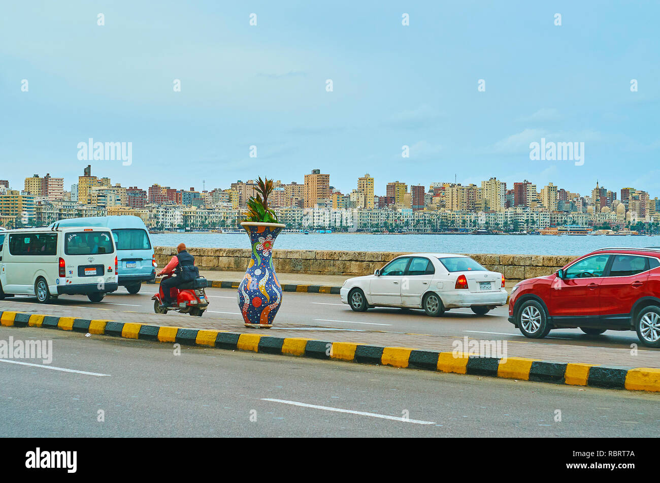 Alessandria, Egitto - 19 dicembre 2018: il traffico in Corniche Avenue è tipica scena urbana per Alessandria - la sovrappopolato e frenetica città su M Foto Stock