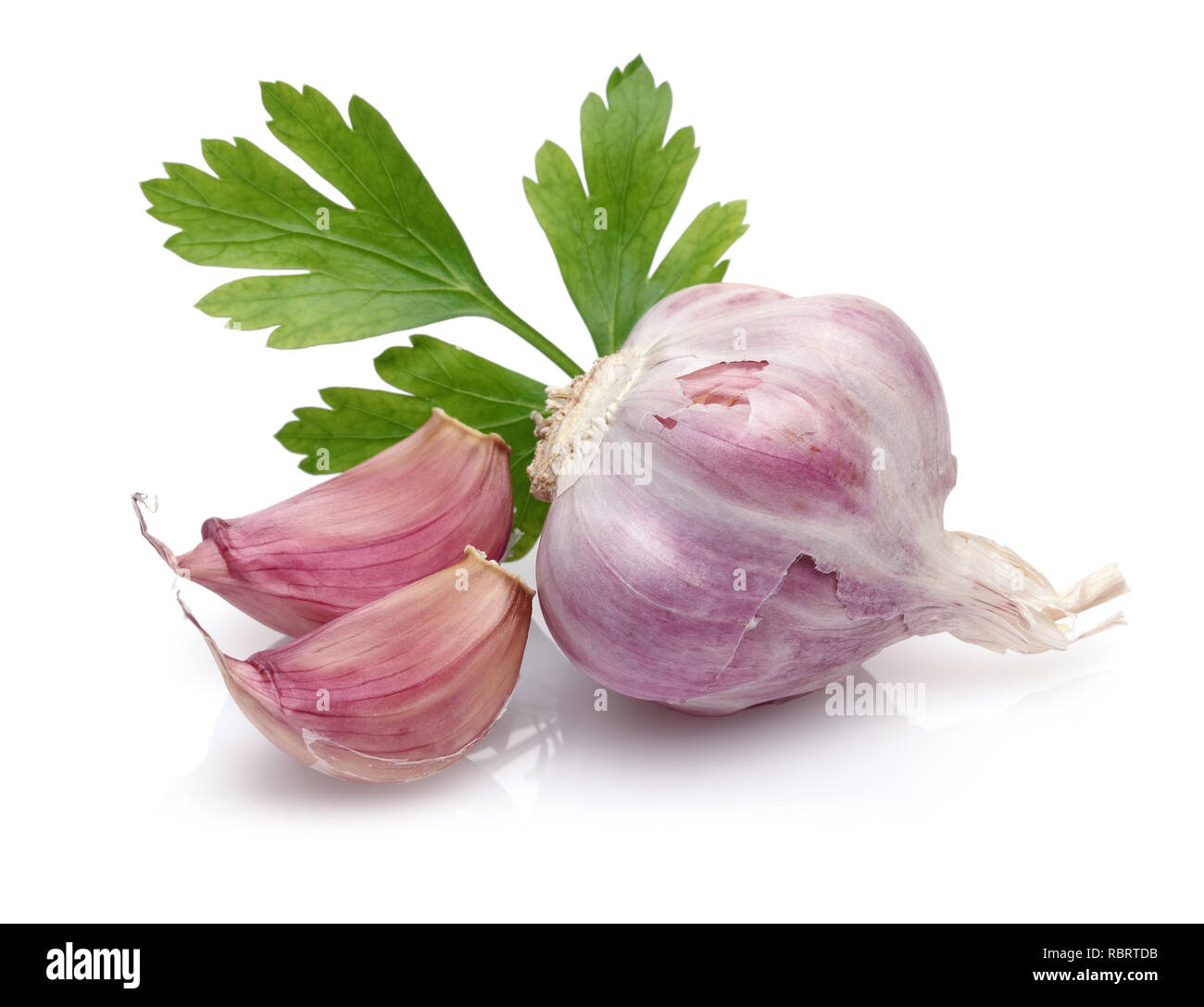 Aglio intero e spicchi di aglio con prezzemolo isolati su sfondo bianco Foto Stock