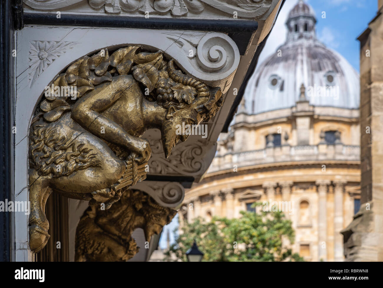 Incisioni su una porta in Oxford, detto di avere ispirato CS Lewis carattere del signor Tumnus, da il leone, la strega e l'armadio Foto Stock