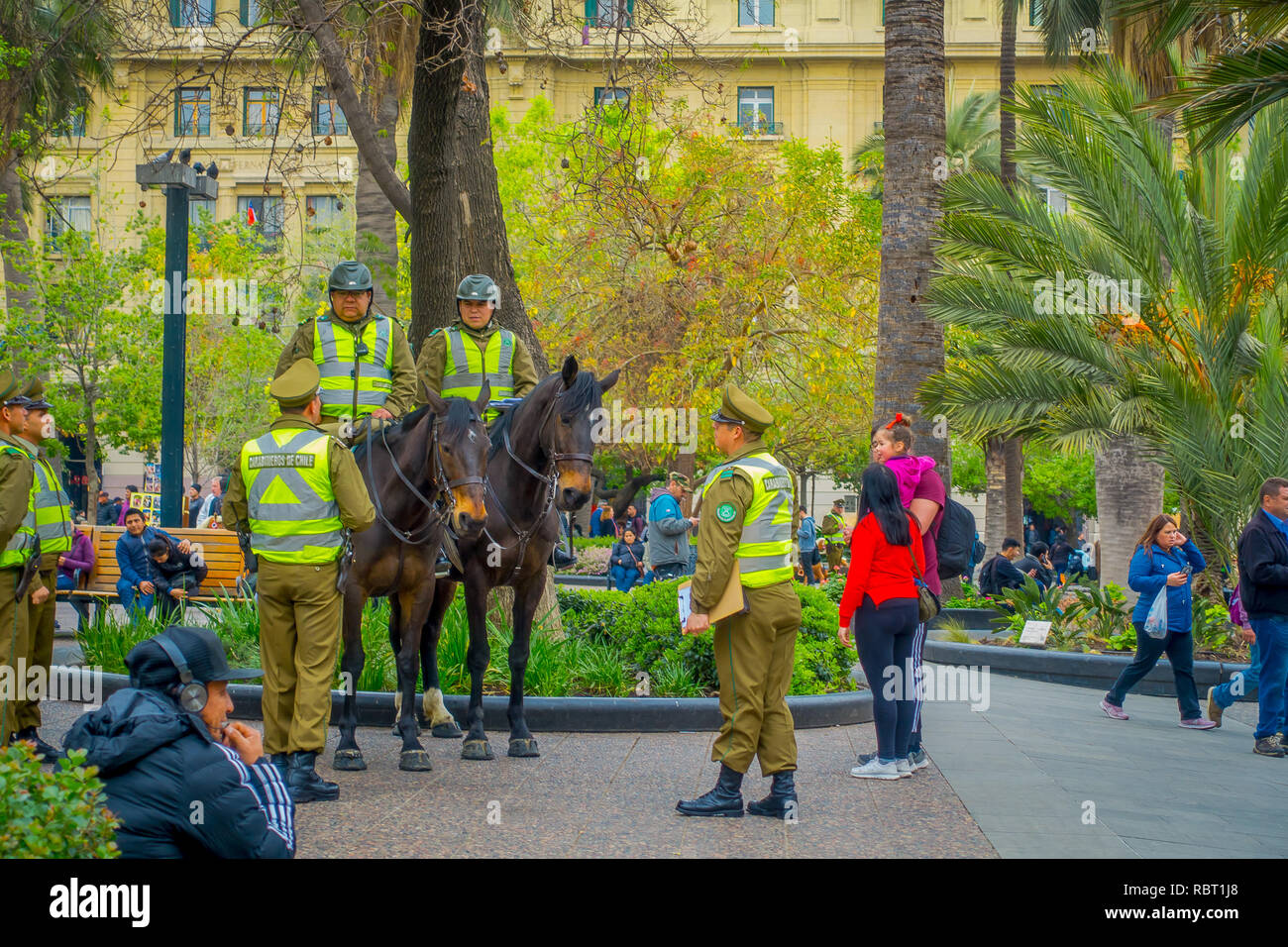 SANTIAGO, Cile - 13 settembre 2018: veduta esterna della polizia chiamato come carabineros a cavallo nel centro della città di Santiago del Cile Foto Stock