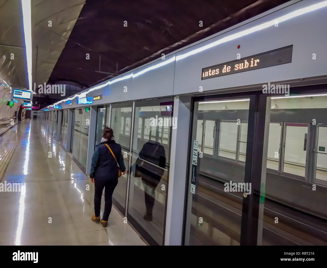 SANTIAGO, Cile - 14 settembre 2018: donna non identificato a piedi all'interno della hall in stazione centrale. Aperto nel 1885, è ora la città è solo la stazione ferroviaria Foto Stock