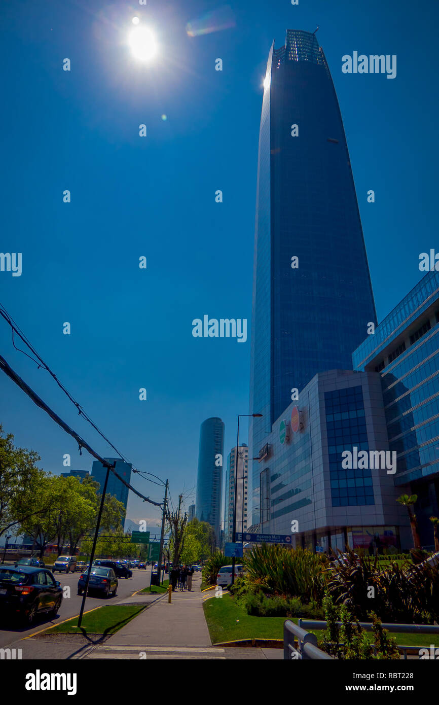 SANTIAGO, Cile - 13 settembre 2018: Bellissimo edificio di Gran Torre Santiago,Sky Costanera alto e grand contro un bel cielo azzurro con un sole risplendere in background Foto Stock