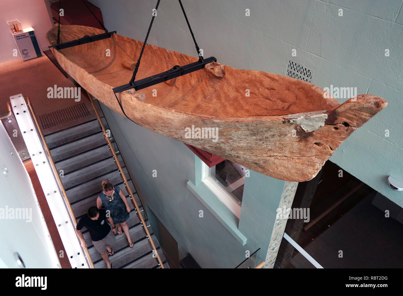 Il vecchio tradizionale canoa in legno di provenienza sconosciuta che si è incagliata su una spiaggia di Daintree, appeso su scala al museo di Cairns, Queensland, AUstra Foto Stock