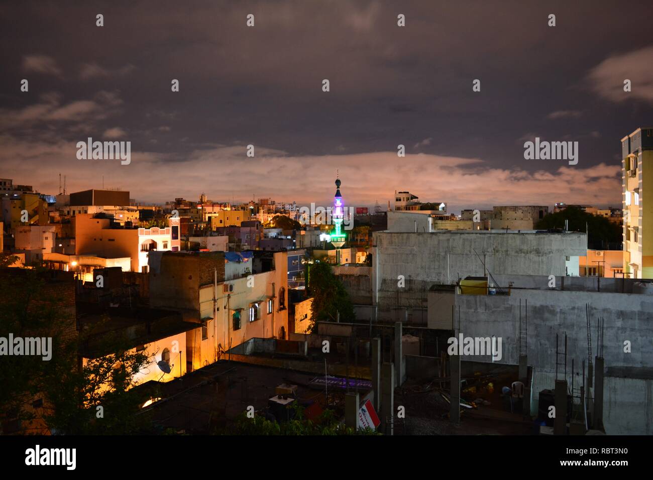 Bellissimo paesaggio urbano nella notte; moschea e pulire le nuvole. Foto Stock