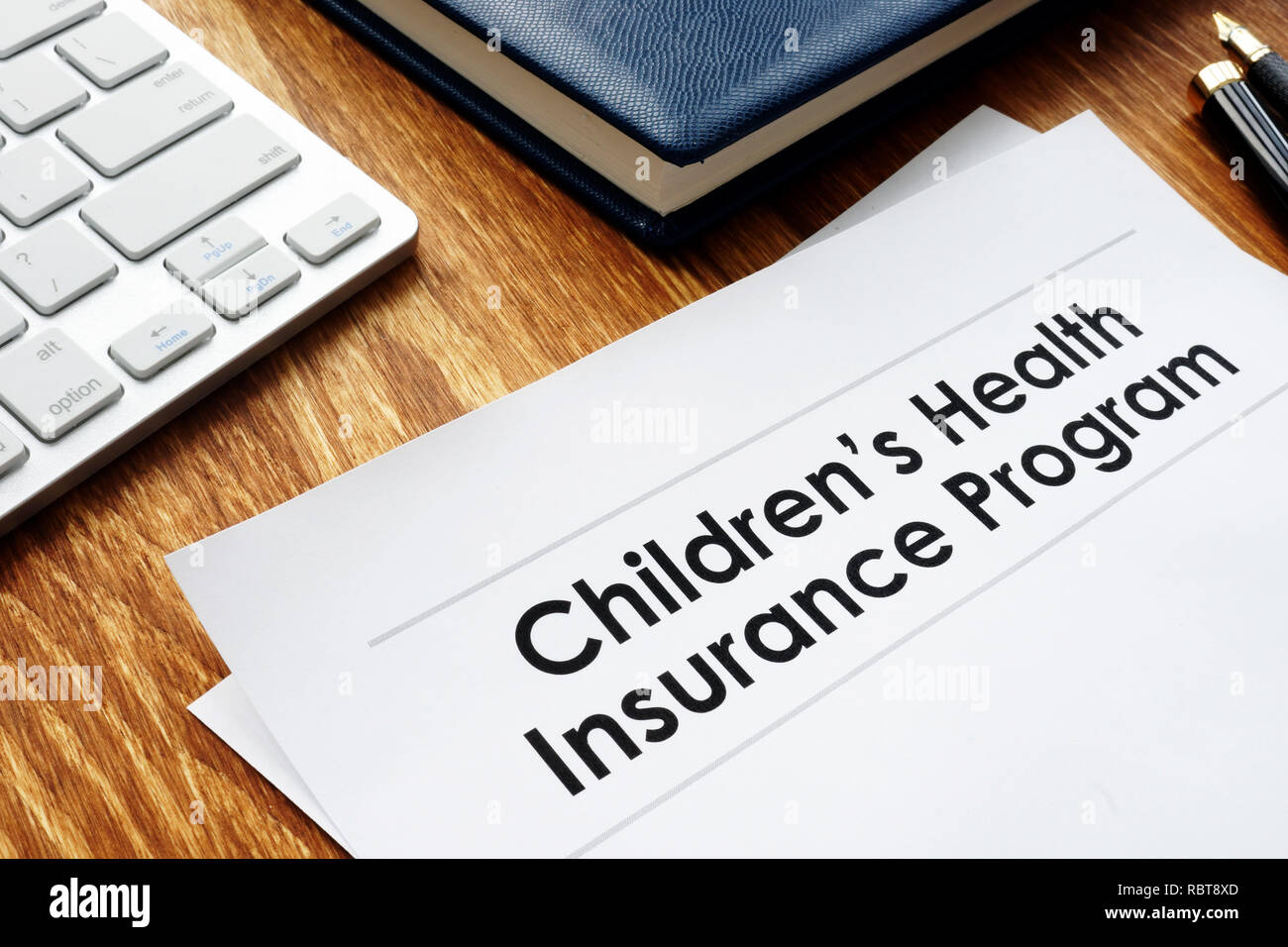 La salute dei bambini programma di assicurazione dei documenti di chip su una scrivania. Foto Stock