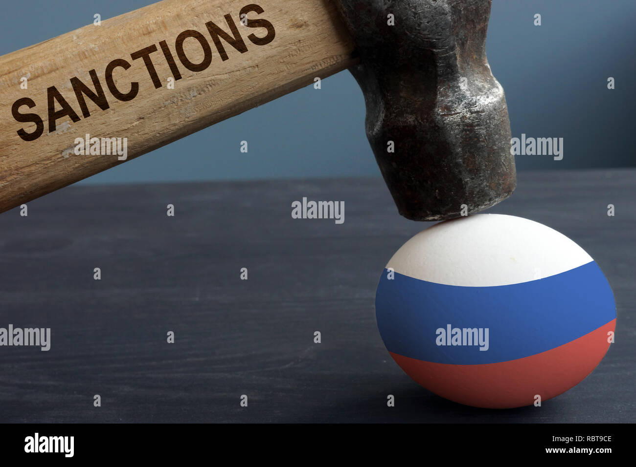 Anti russo sanzioni. Hummer sotto uovo. Foto Stock