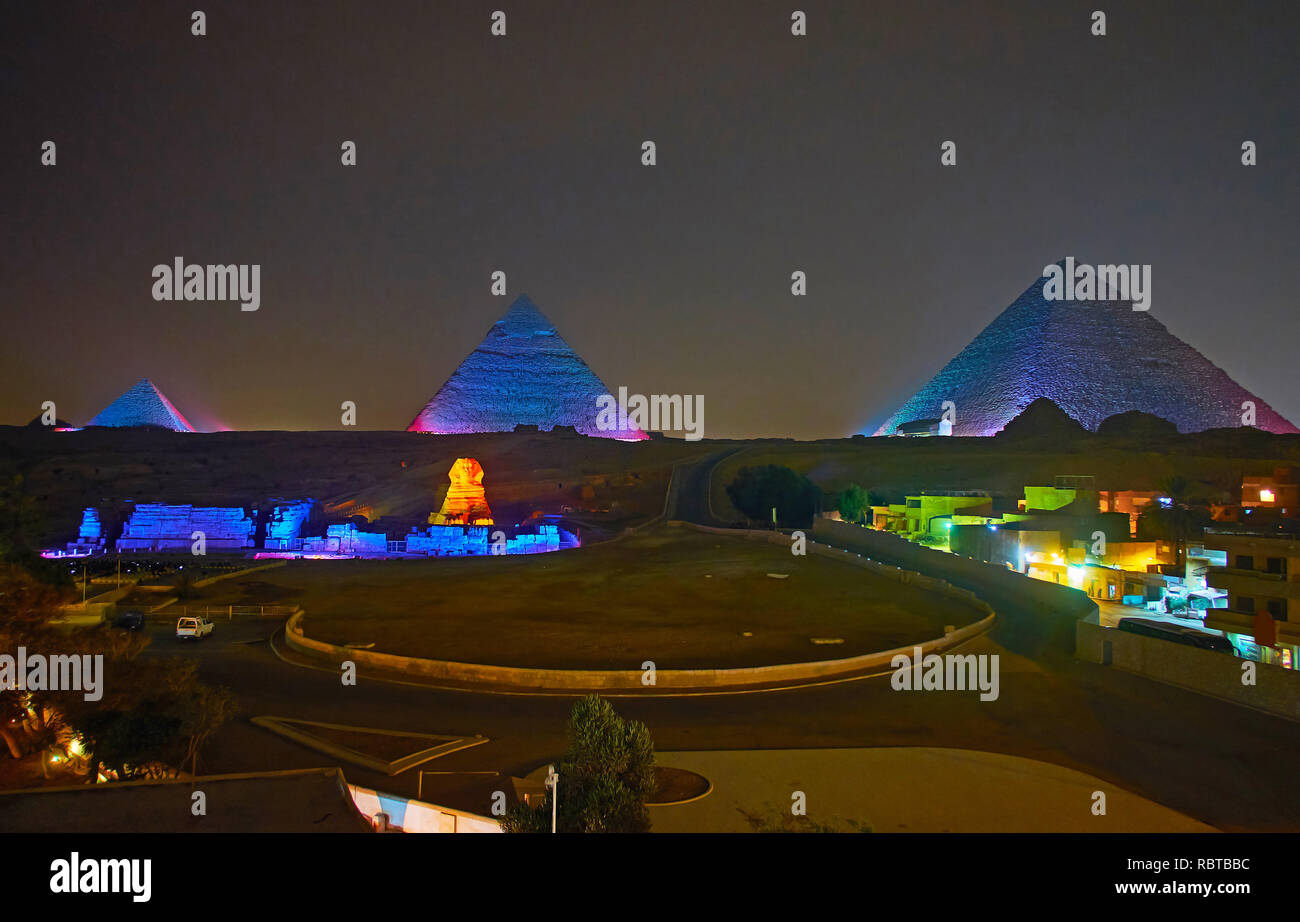 La colorata illuminazione delle piramidi di Giza e la Grande Sfinge sulla  serata di intrattenimento prestazioni, popolare tra i turisti, Egitto Foto  stock - Alamy