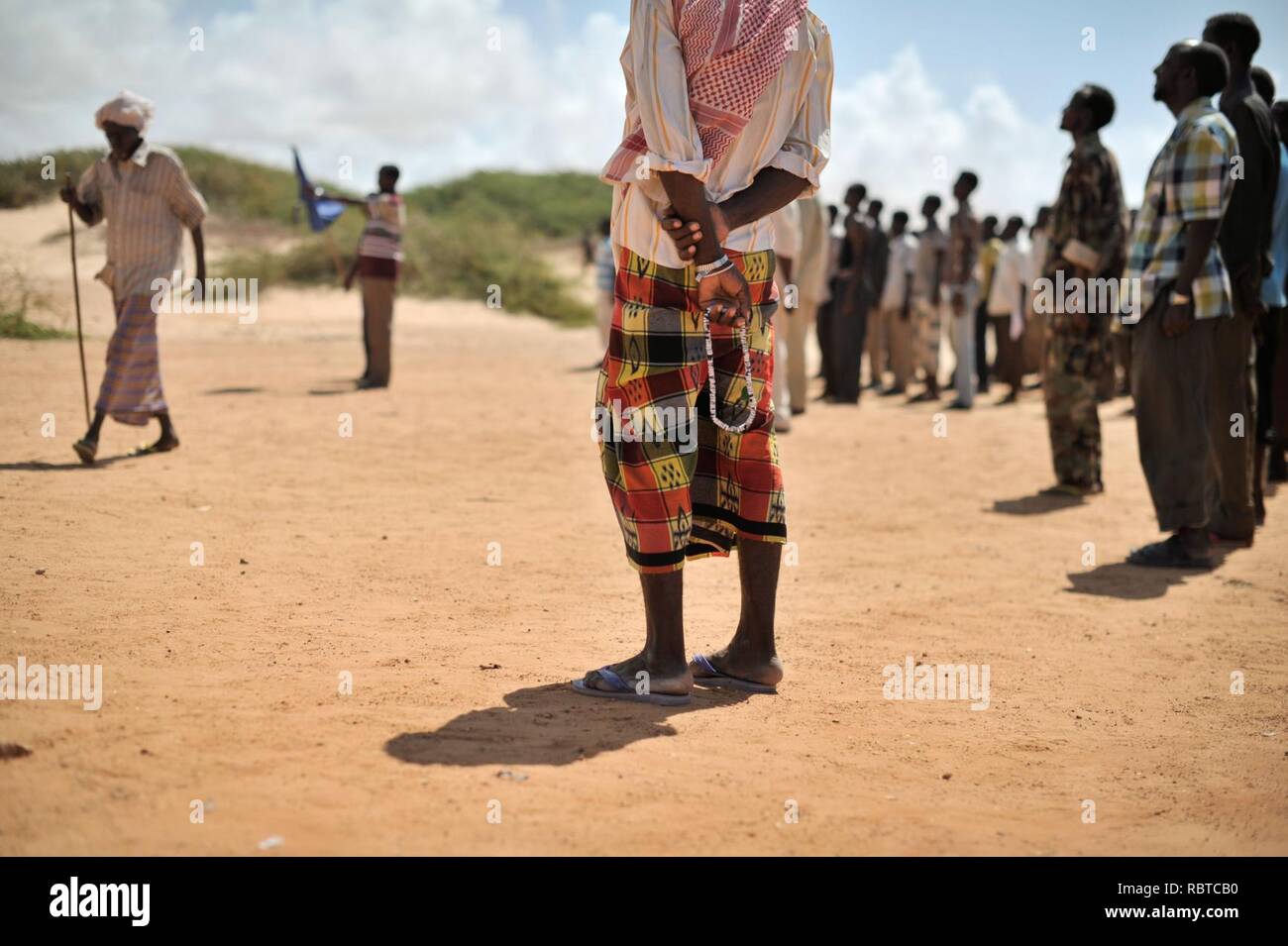 Un anziano somalo si erge con la sua preghiera perline durante una dimostrazione di una milizia locale, formato al fine di garantire la sicurezza per la città di Marka, Somalia, il 30 aprile. AU ONU FOTO IST - Tobin Jones (14057972726). Foto Stock