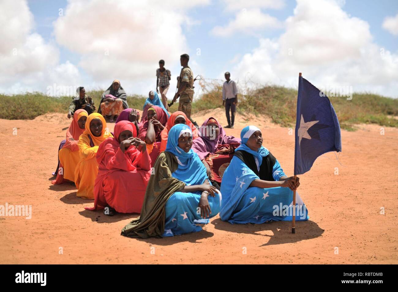 Una giovane donna tiene la bandiera somala durante una dimostrazione di una milizia locale, formato per fornire sicurezza in Marka, Somalia, il 30 aprile. AU ONU FOTO IST - Tobin Jones (13894459768). Foto Stock