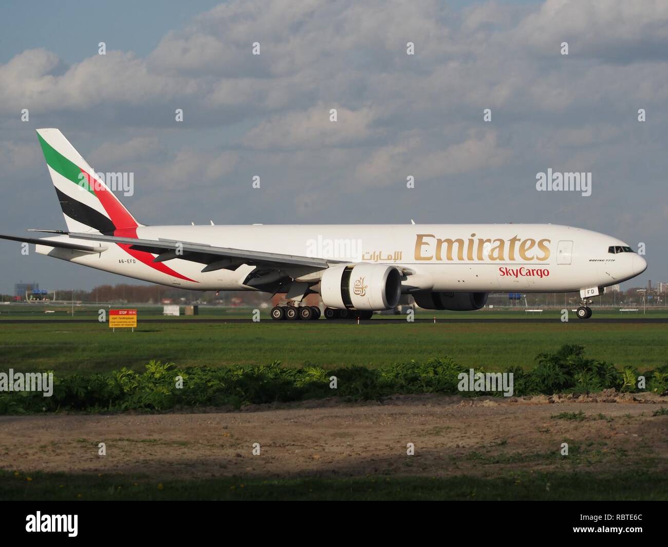 A6-EFD Emirates Boeing 777-F1H in rullaggio sul Polderbaan, Schiphol (AMS - EHAM), pic2. Foto Stock