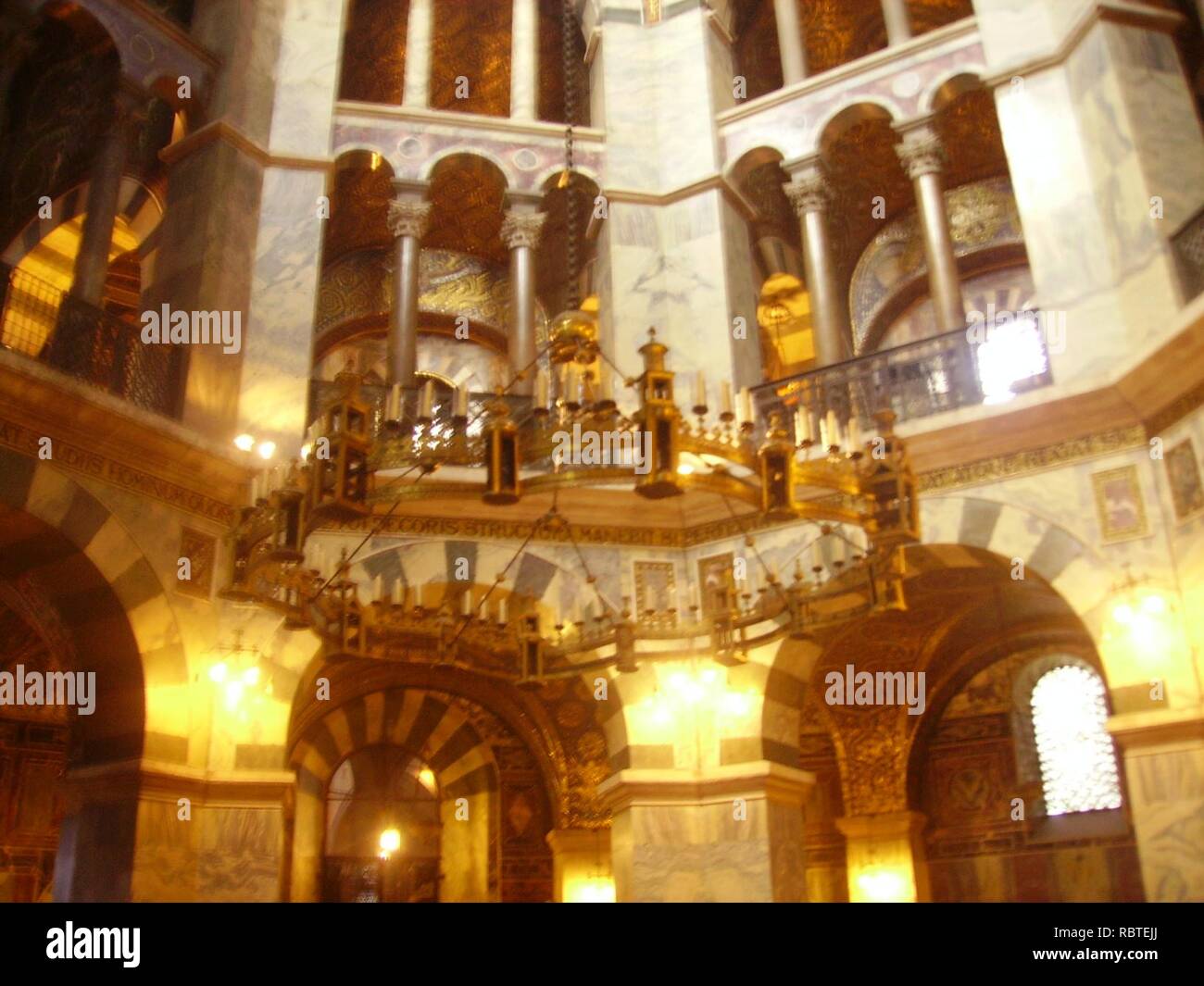 Aachen Kaiserdom Innen Leuchter 2. Foto Stock