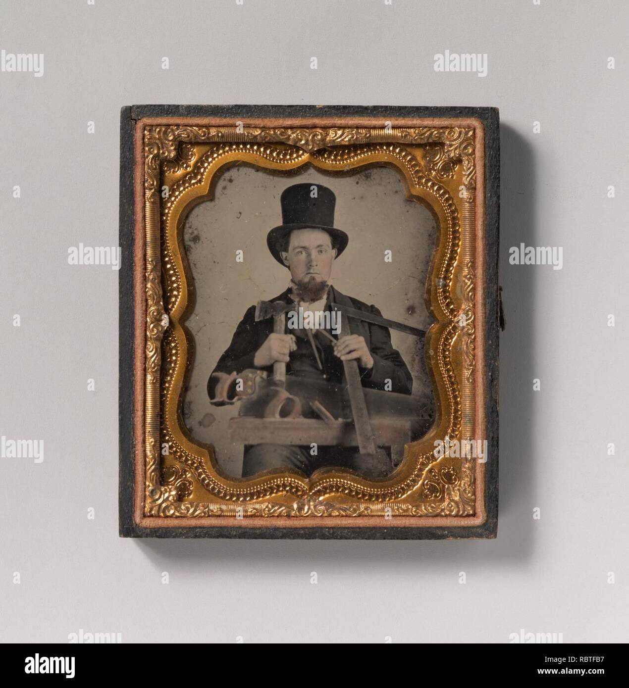 -Falegname in Top Hat con ascia, bussola, Square e Sega a mano- Foto Stock