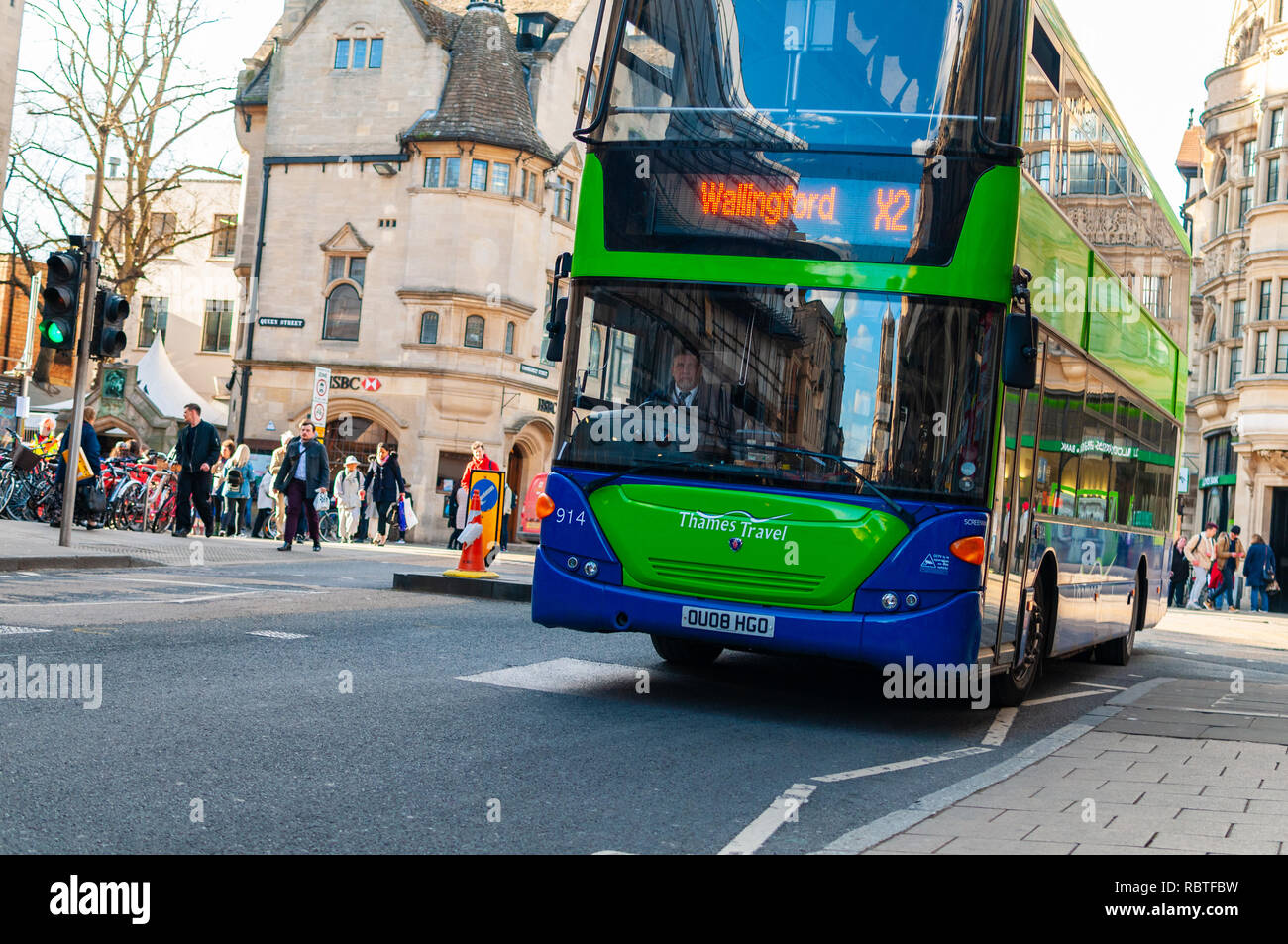 La Thames viaggiare x2 bus da Oxford a Wallingford guidando attraverso Carfax, Oxford. Foto Stock