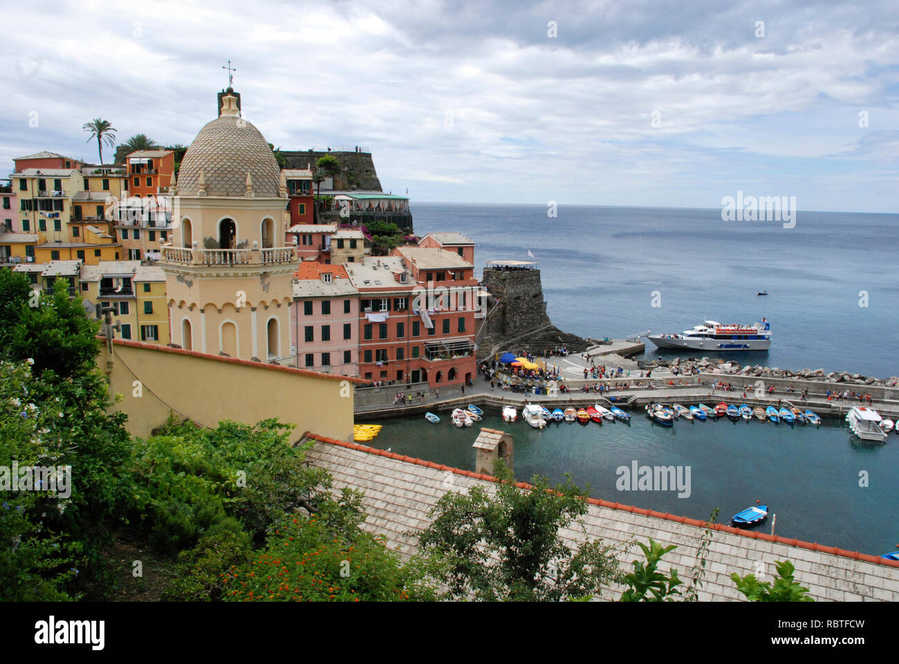 Bellissima vista di Vernazza .è uno di cinque famosi villaggi colorati del Parco Nazionale delle Cinque Terre in Italia, sospesi tra mare e terra sul puro cl Foto Stock