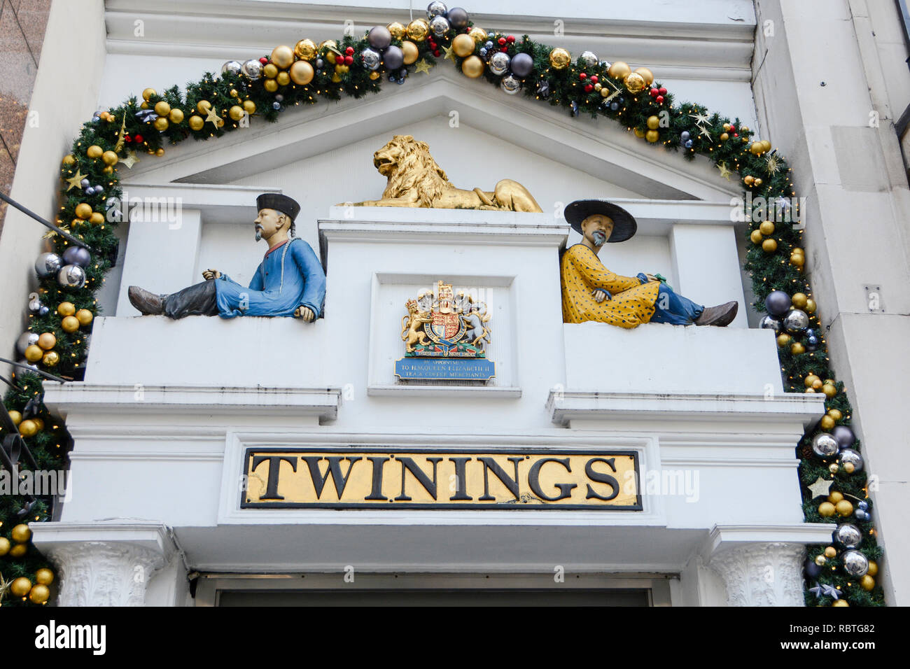Le decorazioni di Natale ornano l'ingresso per il famoso tè Twinings e caffè emporium, Strand, Londra, Regno Unito Foto Stock
