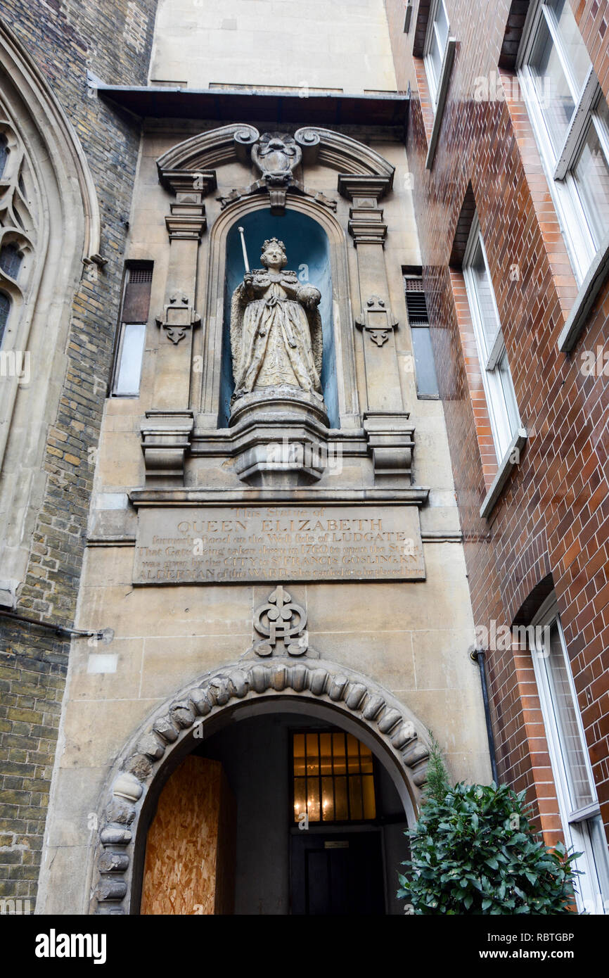 Statua della regina Elisabetta 1, la Vergine Regina, al di fuori della Gilda chiesa di St Dunstan-in-the-West, Fleet Street, City of London, Regno Unito Foto Stock