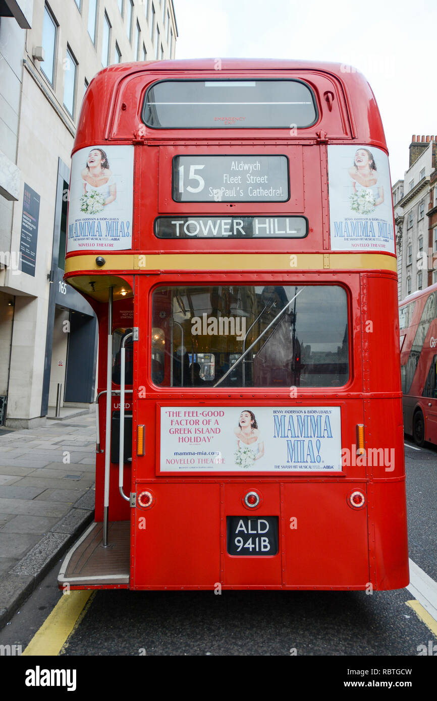 Un No 15 Patrimonio autobus Routemaster sul Fleet Street, Londra, Regno Unito Foto Stock