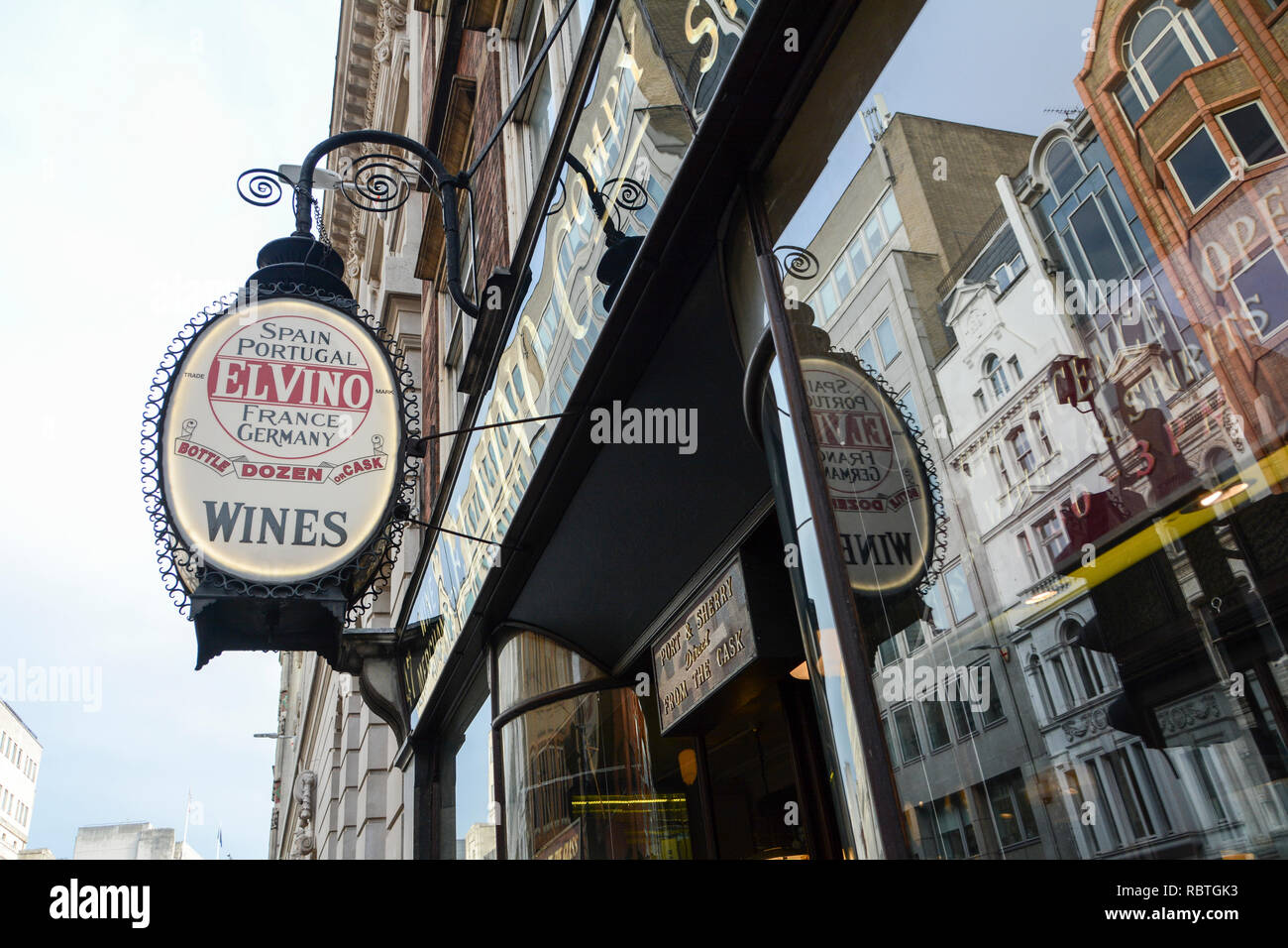 Negozio di vini e bar El Vinos - un famoso ritrovo di giornalisti e barrister immortalati come 'Pomeroys' in Rumpole of the Bailey, Londra, Inghilterra, Regno Unito Foto Stock