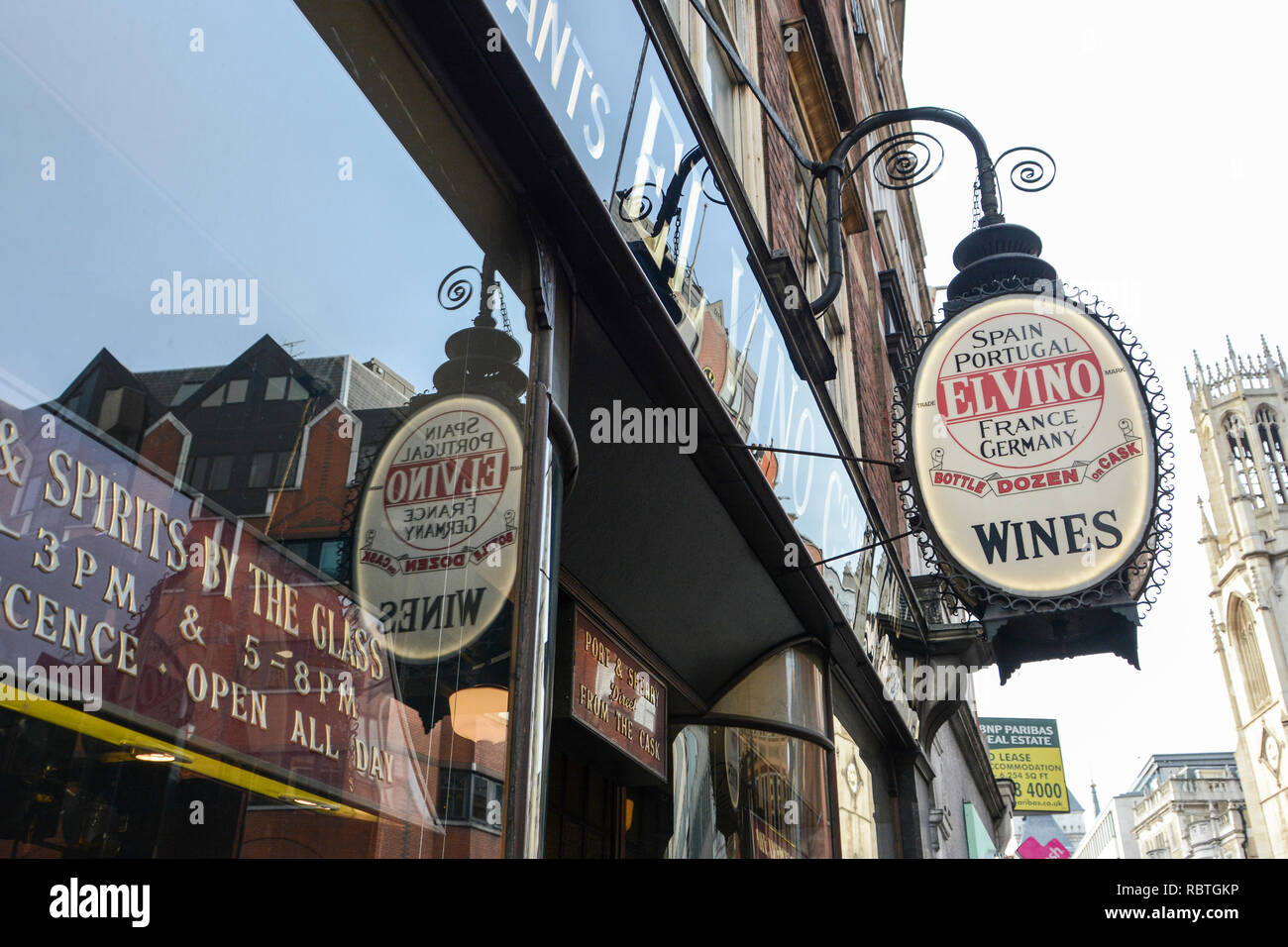 Negozio di vini e bar El Vinos - un famoso ritrovo di giornalisti e barrister immortalati come 'Pomeroys' in Rumpole of the Bailey, Londra, Inghilterra, Regno Unito Foto Stock