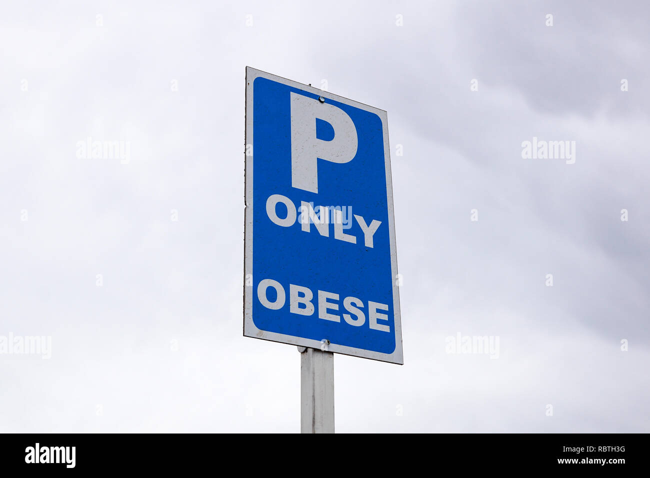 Segnale di stazionamento . segnale di parcheggio riservato per determinate categorie Foto Stock