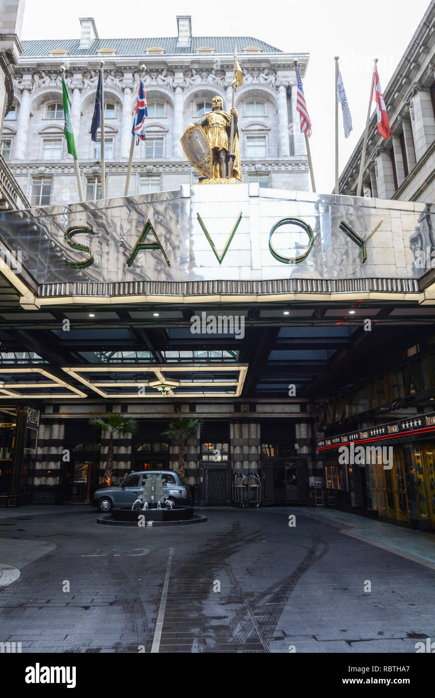 Facciata e ingresso gratuito al lussuoso Hotel Savoy sullo Strand, Londra, Regno Unito Foto Stock