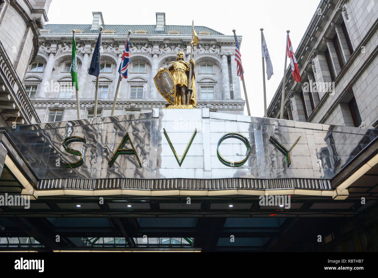 Facciata e ingresso al lussuoso Savoy Hotel on the Strand, Londra, Inghilterra, Regno Unito Foto Stock