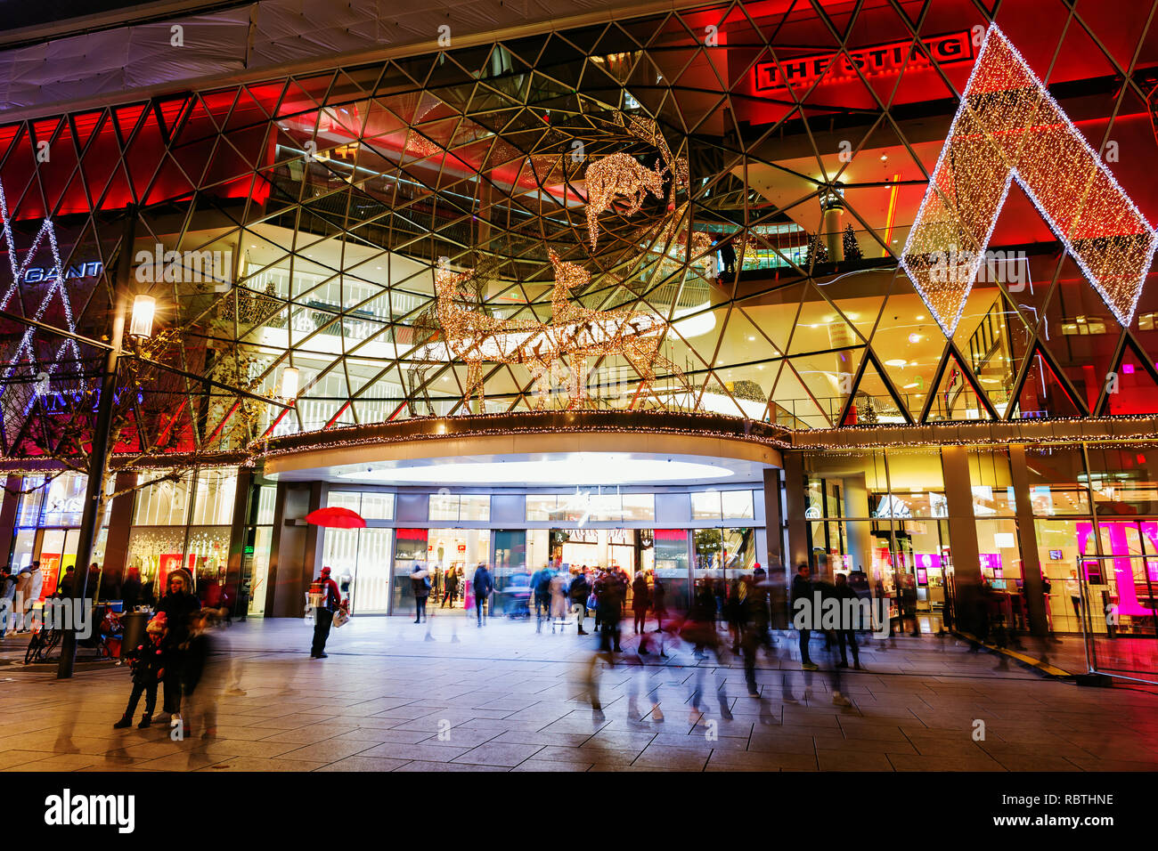 Frankfurt am Main, Germania - 07 Gennaio 2019: Natale decorato anteriore del MyZeil shopping center con persone non identificate. L' edificio è stato desi Foto Stock