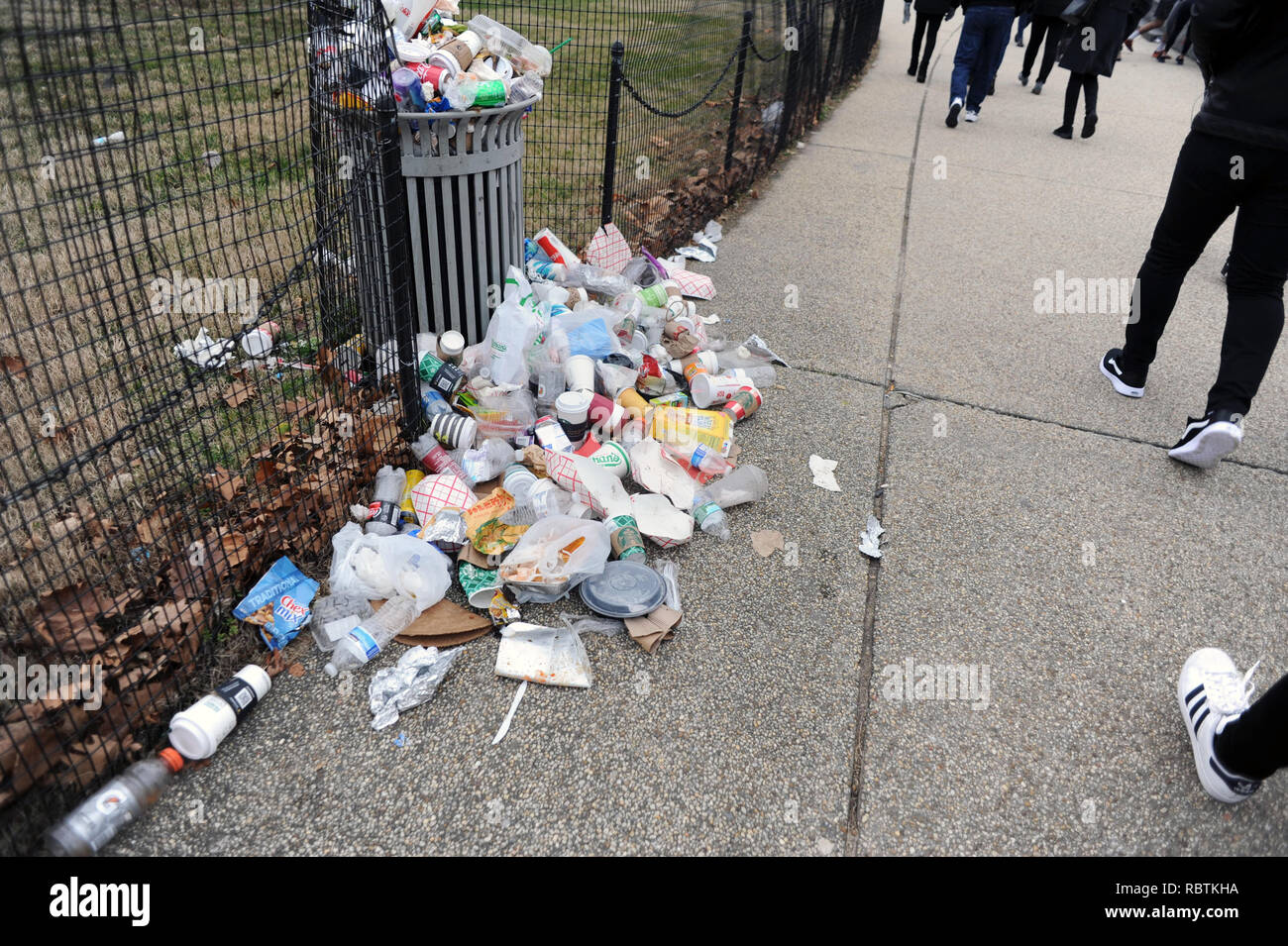 Il Cestino si trova non riscosse sul National Mall di Washington DC il dodicesimo giorno del governo parziale shutdown Gen 2, 2019. Foto Stock