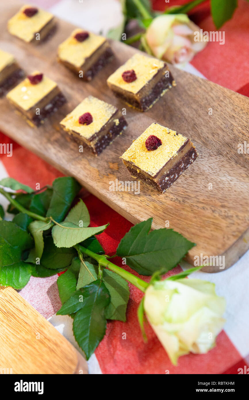 Visualizzazione della bella dolce torte in miniatura con una rosa bianca Foto Stock
