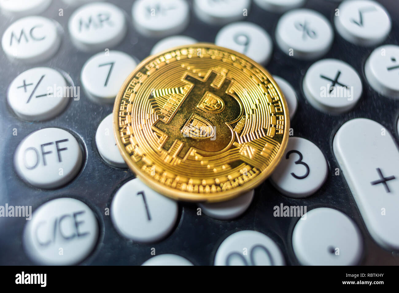 Bitcoin moneta con la calcolatrice come un pagamento tasse concept Foto Stock