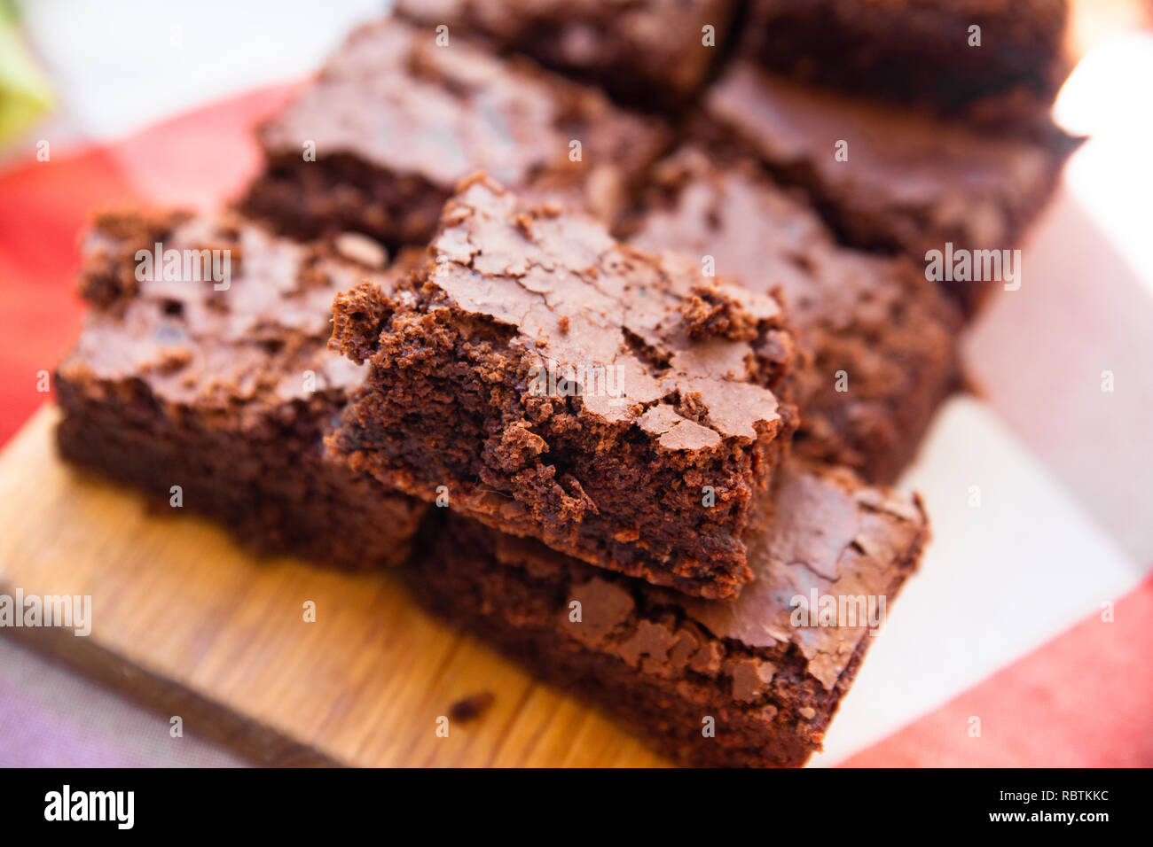 Home pezzi cotti al forno di ricchi brownie al cioccolato Foto Stock