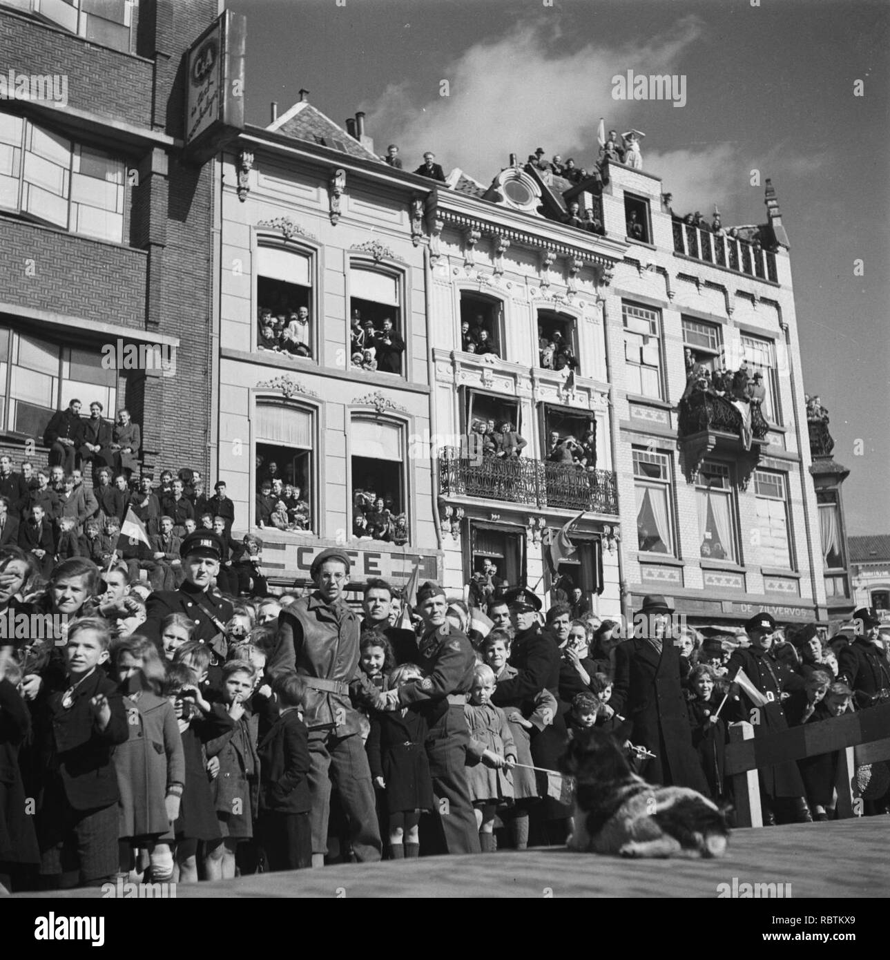 'S-Hertogenbosch Publiek op straat en in de ramen van gebouwen, Bestanddeelnr 900-4130. Foto Stock