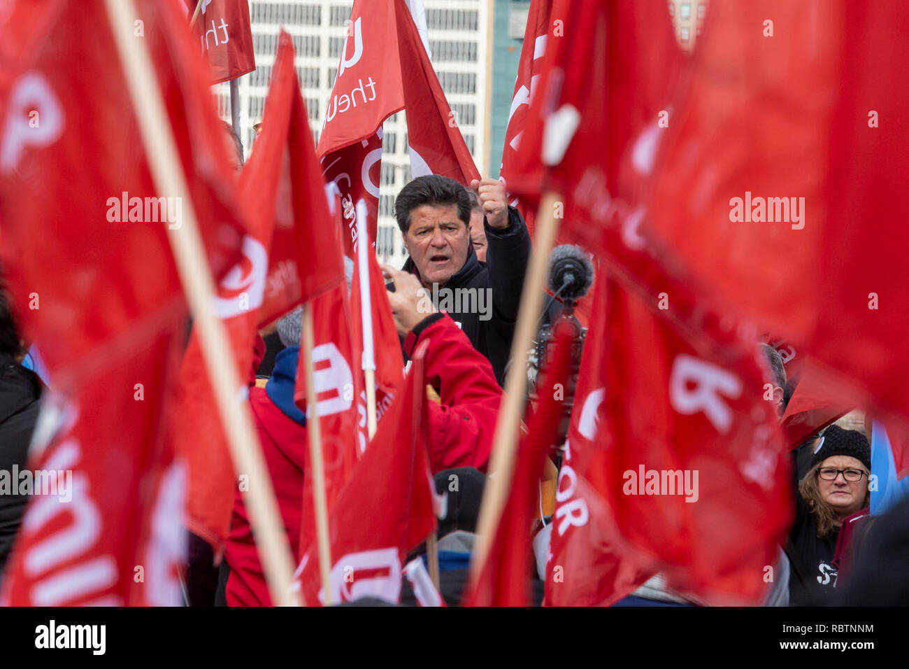 Windsor, Ontario, Canada - 11 Gennaio 2019 - Jerry Dias, presidente dell'Unifor sindacato che rappresenta canadese lavoratori auto, parla in un rally che protestavano General Motors' prevista chiusura del Oshawa, Ontario impianto di assemblaggio. Il rally si è svolta di fronte al Fiume Detroit da General Motors quartier generale a Detroit. Credito: Jim West/Alamy Live News Foto Stock