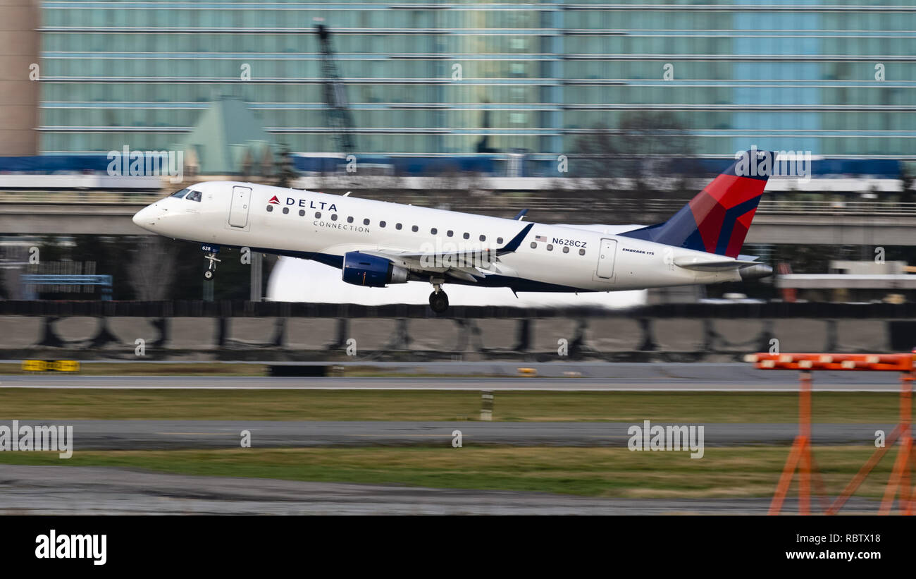 Richmond, British Columbia, Canada. Xi gen, 2019. Un collegamento a triangolo (Compass Airlines) Embraer 175 (N628CZ) aereo jet decolla dall'Aeroporto Internazionale di Vancouver. L'aereo di linea è di proprietà e gestito da Compass Airlines e vola sotto contratto di Delta Air Lines. Credito: Bayne Stanley/ZUMA filo/Alamy Live News Foto Stock