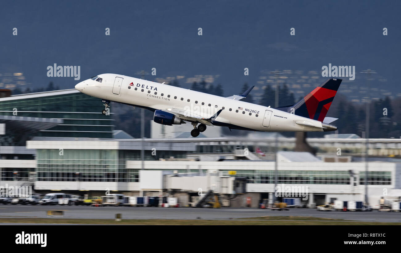 Richmond, British Columbia, Canada. Xi gen, 2019. Un collegamento a triangolo (Compass Airlines) Embraer 175 (N628CZ) aereo jet decolla dall'Aeroporto Internazionale di Vancouver. L'aereo di linea è di proprietà e gestito da Compass Airlines e vola sotto contratto di Delta Air Lines. Credito: Bayne Stanley/ZUMA filo/Alamy Live News Foto Stock