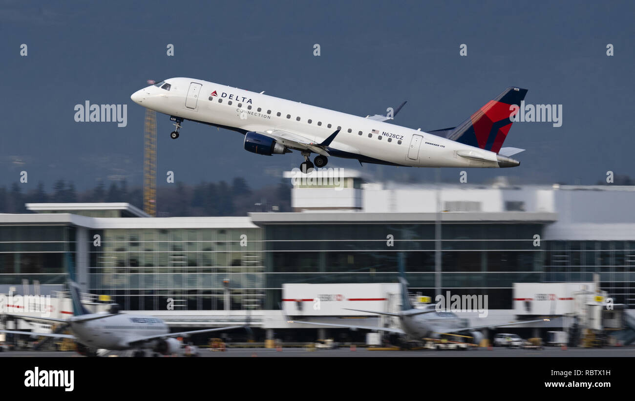 Richmond, British Columbia, Canada. Xi gen, 2019. Un collegamento a triangolo (Compass Airlines) Embraer 175 (N628CZ) aereo jet decolla dall'Aeroporto Internazionale di Vancouver. L'aereo di linea è di proprietà e gestito da Compass Airlines e vola sotto contratto di Delta Air Lines. Credito: Bayne Stanley/ZUMA filo/Alamy Live News Foto Stock