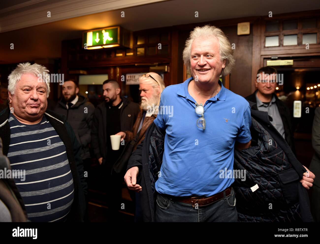 Tim Martin, fondatore della catena di pub Wetherspoon, visite il cigno pub a Weymouth durante il suo tour nazionale del suo Wetherspoon's pub per parlare di un no deal Brexit Credito: Finnbarr Webster/Alamy Live News Foto Stock