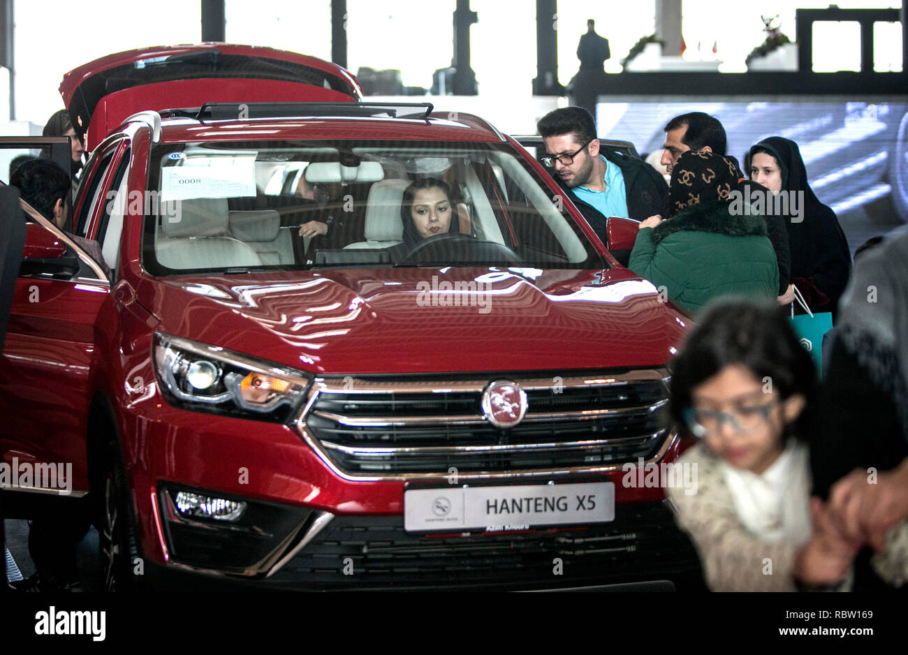 Tehran, Iran. Xi gen, 2019. La gente visita il Tehran International Auto Show di Teheran, capitale dell'Iran, 11 genn. 2019. Tehran Auto Show è uno dei più grandi eventi internazionali del Iraniano settore auto. Credito: Ahmad Halabisaz/Xinhua/Alamy Live News Foto Stock