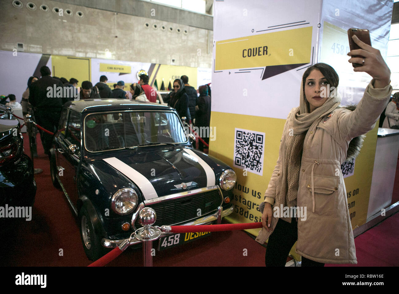 Tehran, Iran. Xi gen, 2019. La gente visita il Tehran International Auto Show di Teheran, capitale dell'Iran, 11 genn. 2019. Tehran Auto Show è uno dei più grandi eventi internazionali del Iraniano settore auto. Credito: Ahmad Halabisaz/Xinhua/Alamy Live News Foto Stock